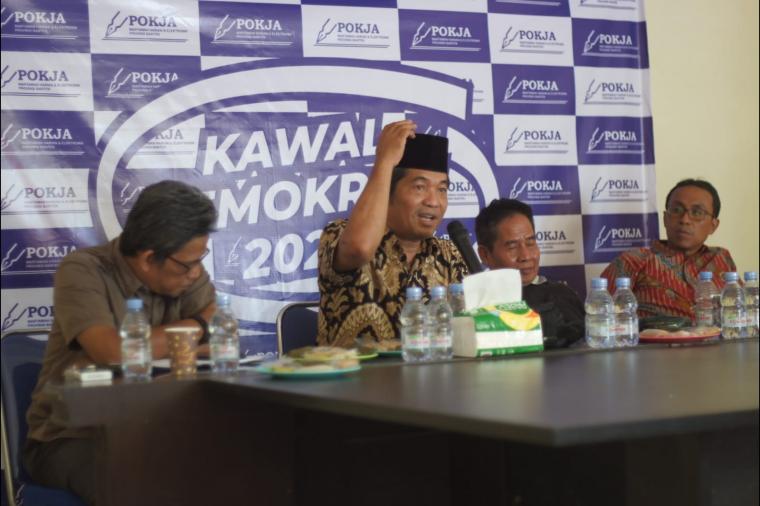 Suasana diskusi Kamisan di Sekretariat Pokja Wartawan Harian dan Elektronik Banten tentang kemunduran demokrasi, dinasti politik, dan implikasinya bagi Banten (Foto: Dziki)