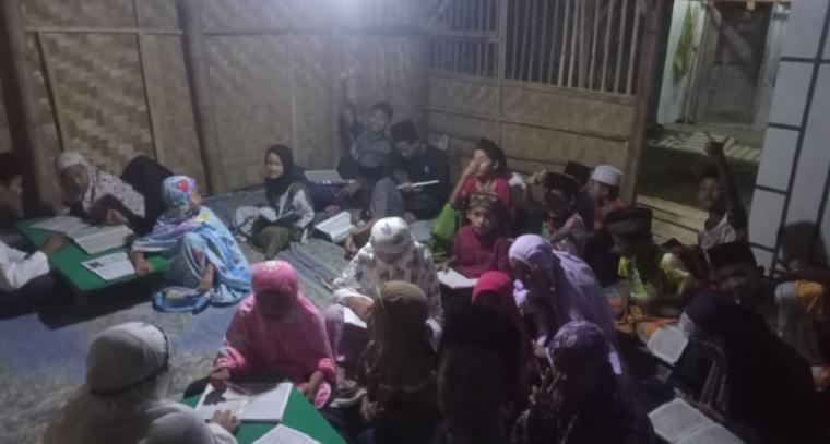 Anak-anak saat belajar mengaji di gubuk yang bocor saat diterpa hujan (dok. Deni Priyatna)