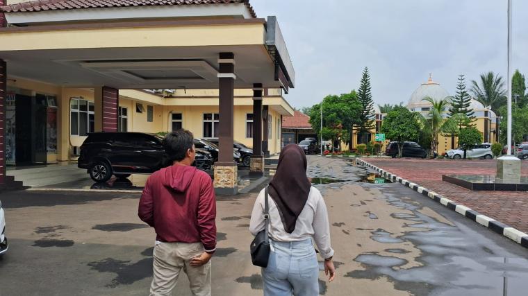 Karyawati apotek di Rangkasbitung saat melaporkan dugaan pelecehan seksual. (Foto: TitikNOL)