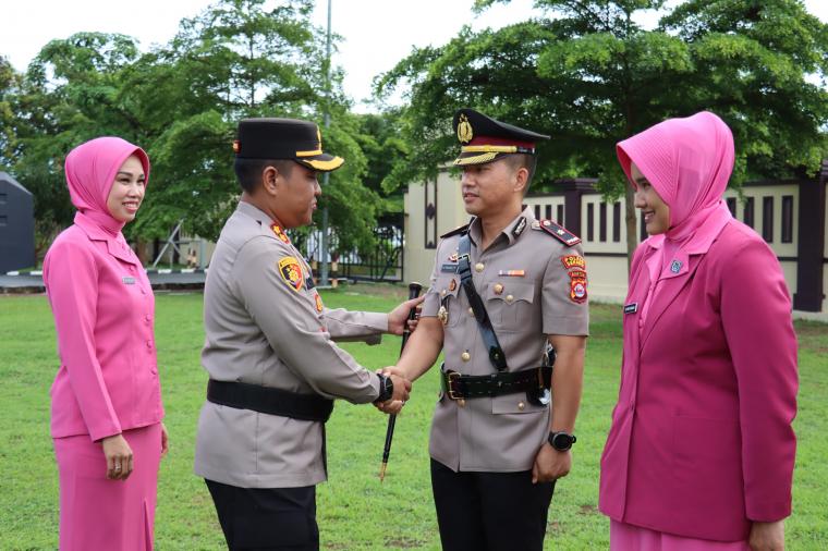 Upacara serahterima jabatan Wakapolres Serang Kompol Ali Rahman Cipta Perwira yang mengantikan Kompol Arya Fitri Kurniawan, di lapangan hijau Mapolres Serang, Selasa (16/1). (Foto: TitikNOL)