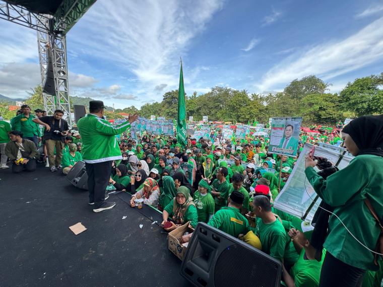Ketua DPC PPP Kota Cilegon, Sahruji saat menyampaikan orasi politik dihadapan ribuan masyarakat. (Foto: TitikNOL)