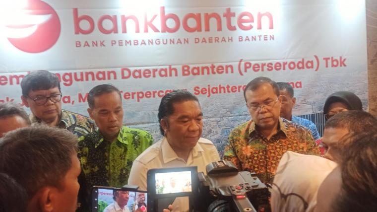 Pj Gubernur Al Muktabar saat diwawancara wartawan. (Foto: TitikNOL)
