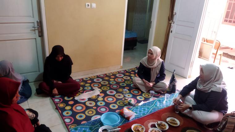 Petugas BPJS Ketenagakerjaan saat takziah ke anggota KPPS yang meninggal dunia.  (Foto: TitikNOL)