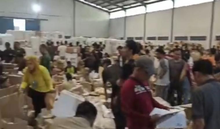 Tangkapan layar suasana Gudang logistik KPU Kabupaten Serang saat kisruh. (Foto: ist)