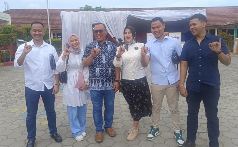 Walikota Cilegon, Helldy Agustian bersama keluarga usai memberikan hak suaranya. (Foto: TitikNOL)