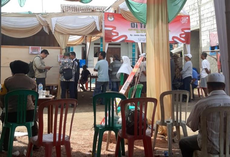 Warga saat menyaksikan penghitungan surat suara di TPS 09 Bumijaya. (Foto: TitikNOL)