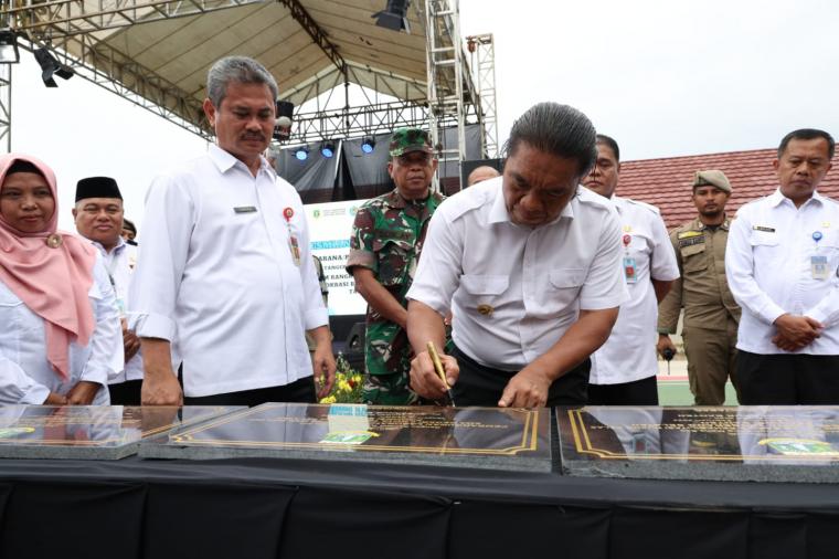 Pj Gunernur Banten Al Muktabar didampingi Kepala Dindikbud Banten Tabrani saat meresmikanÂ SKh Negeri 1 Kota Tangsel (Foto: Adpimpro Banten)