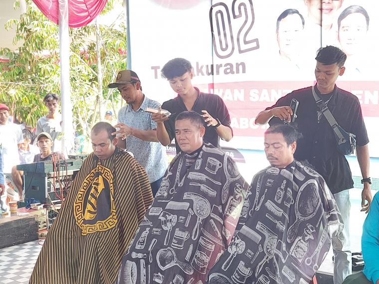 Relawan Santri Milenial Banten saat cukur botak rayakan keunggulanÂ Prabowo dan GibranÂ versiÂ quick count (Foto: TitikNOL)