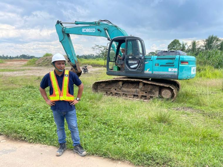 Pegawai Praja Properti saat cek kavling (ist)