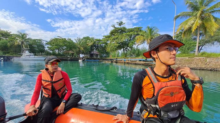 Petugas SAR saat melakukan pencarian nelayan yang hilang di Perairan Pasauran Carita (Foto: dok. Basarnas Banten)