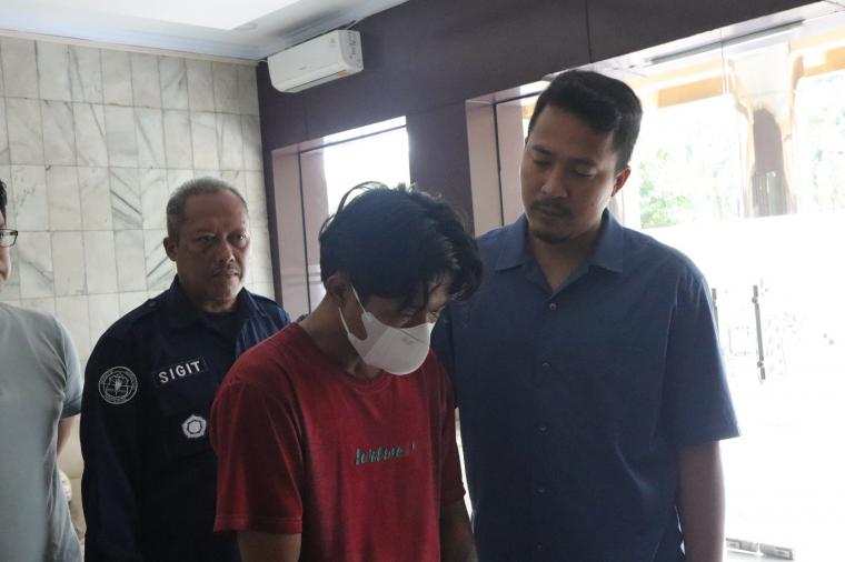 Kasat Reskrim Polres Cilegon, AKP Syamsul Bahri saat mengintrogasi calo bergaya preman. (Foto: Dok.Polres Cilegon).