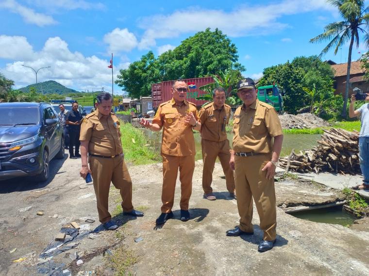 Wali Kota Cilegon, Helldy Agustian saat mantau Jalan Aat Rusli. (Foto: TitikNOL)