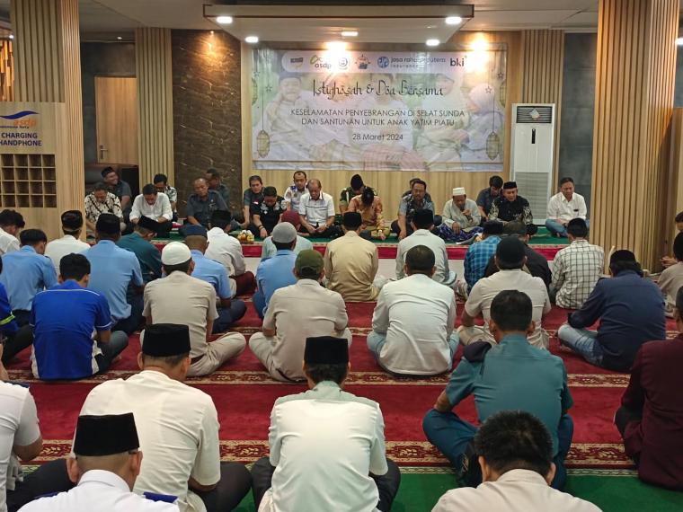 Istigasah dan doa bersama di Pelabuhan Merak. (Foto: TitikNOL)