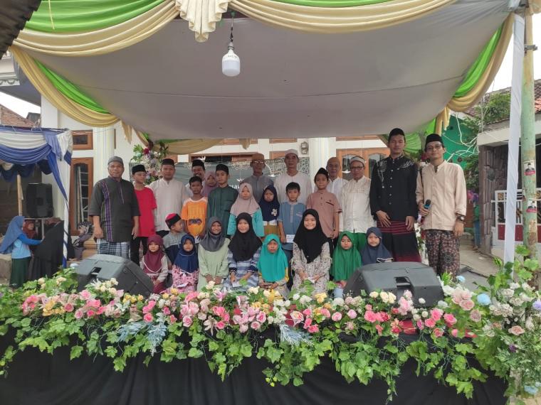 Jejaka Cilegon saat menyantuni anak yatim (Foto: dok.Jejaka Cilegon)