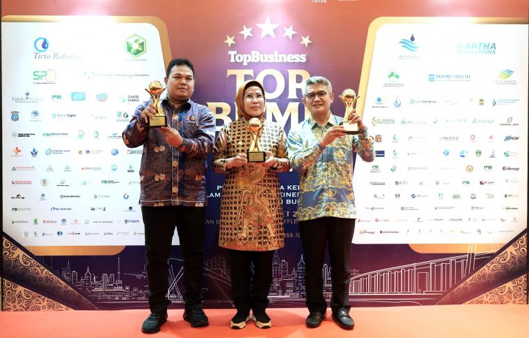 Bupati Serang Ratu Tatu Chasanah (Tengah) raih penghargaan Top Pembina BUMD Award dari Majalah Top Business. (Foto: TitikNOL)