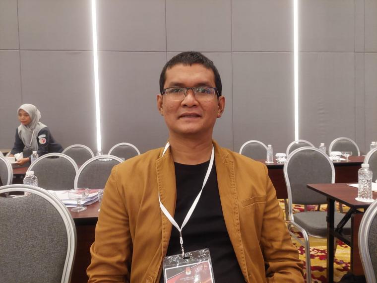 Komisioner Bawaslu Kota Serang, Fierly Mudrlyat Mabrurri saat menghadiri pleno rekapitulasi perolehan suara di tingkat Kota Serang. (Foto: TitikNOL)
