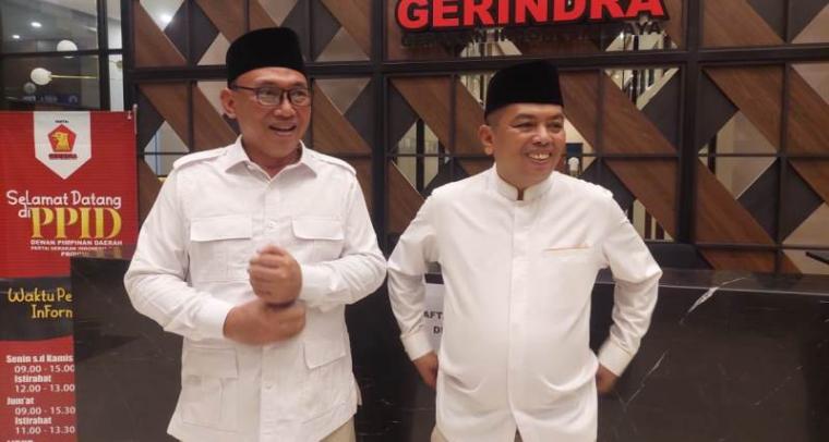 Ketua DPD Gerindra Banten Andra Soni (kanan) saat foto bersama dengan Wali Kota Cilegon Helldy Agustian (kacamata) (Foto: TitikNOL)
