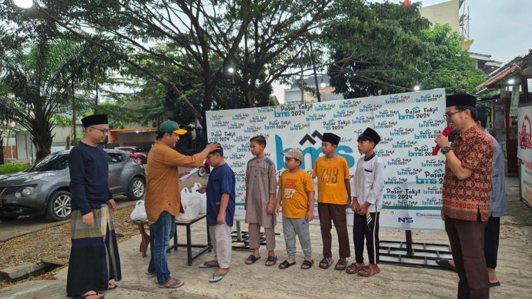 Suasana Santunana Anak Yatim Piatu yang dilakukan BMS Creative sebagai acara Penutupan Pasar Takjil Ramadan 2024. (Foto: TitikNOL)