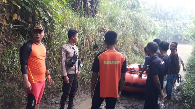 Tim SAR saat melakukan pencarian dua bocah yang terseret Sungai Cisimeut (Foto: dok. Basarnas Banten)