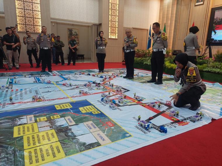 Polda Banten saat menjelaskan konsep rekayasa lalu lintas yang akan digunakan pada mudik 2024.(Foto: TitikNOL)