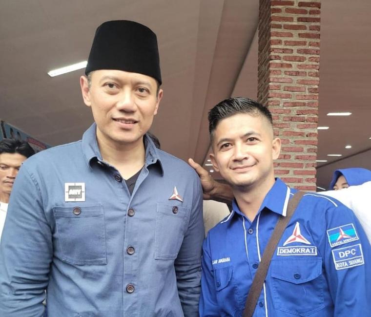 Kris Anjar (baju biru) yang maju di perhelatan Pileg Dapil 3 Kota Serang dari partai Demokrat saat foto bersama dengan Ketua Umum Demokrat Agus Harimurti Yudhoyono (pakai kopiah) (Instagram/krisanjar)