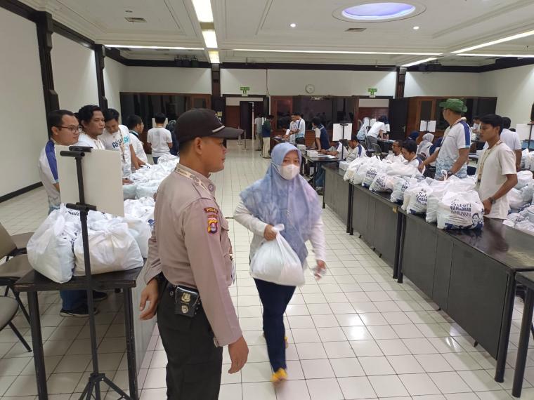 Bazar sembako murah PT KS. (Foto: TitikNOL)