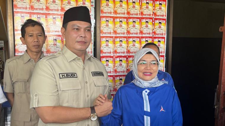 Ketua Dewan Pimpinan Cabang (DPC) Partai Demokrat Kota Serang Nuraeni foto bersama Ketua DPC Partai Gerindra Kota Serang Budi Rustandi. (Foto: TitikNOL)