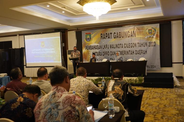 Rapat Gabungan (Ragab) Pembahasan Laporan Keterangan Pertanggung Jawaban (LKPJ) Wali Kota Cilegon Tahun 2023 bersama DPRD dan Pemkot Cilegon di Ballroom Arya Duta Hotel Tangerang, Jumat 26 April 2024. (Foto: TitikNOL)