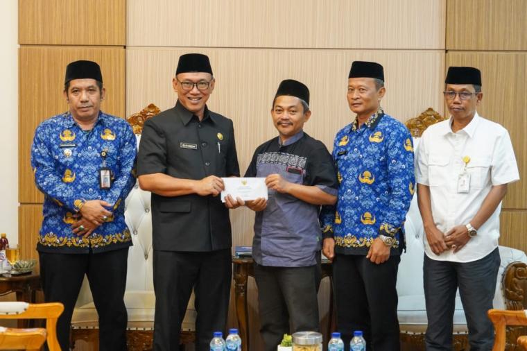 Walikota Cilegon Helldy Agustian saat menyerahkan gajinya untuk masjid dan mushola. (Foto: TitikNOL)
