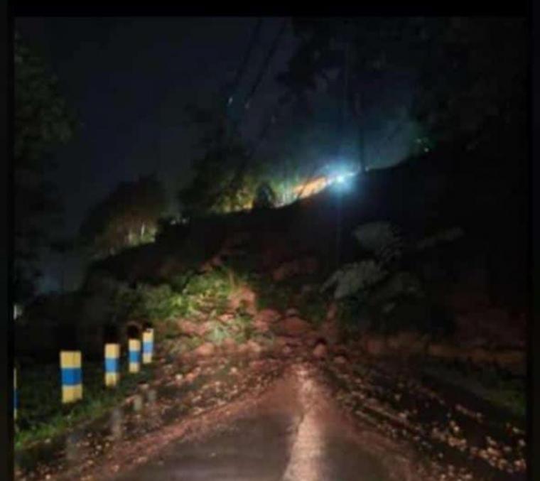 Longsor yang menutupi jalan Warung Banten - Cipanas (Foto: dok. warga)