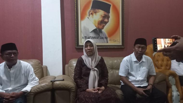 Ketua DPD II Golkar Cilegon, Ratu Ati Marliati saat memberikan keterangan pada wartawan. (Foto: TitikNOL)