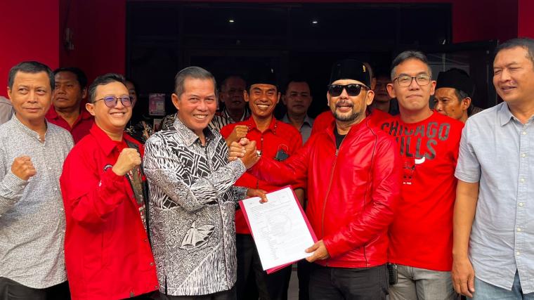 Mantan Wali Kota Serang periode 2018-2023 Syafrudin saat mengambil formulir pendaftaran penjaringan calon Wali Kota dan Wakil Wali Kota Serang Dewan Pimpinan Cabang (DPC) Partai Demokrasi Indonesia Perjuangan (PDIP) Kota Serang, Rabu 17 April 2024.
