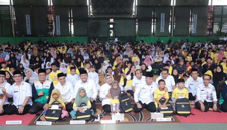 Bupati Serang, Ratu Tatu Chasnah saat foto bersama ribuan anak yatim dan dhuafa. (Foto: TitikNOL)