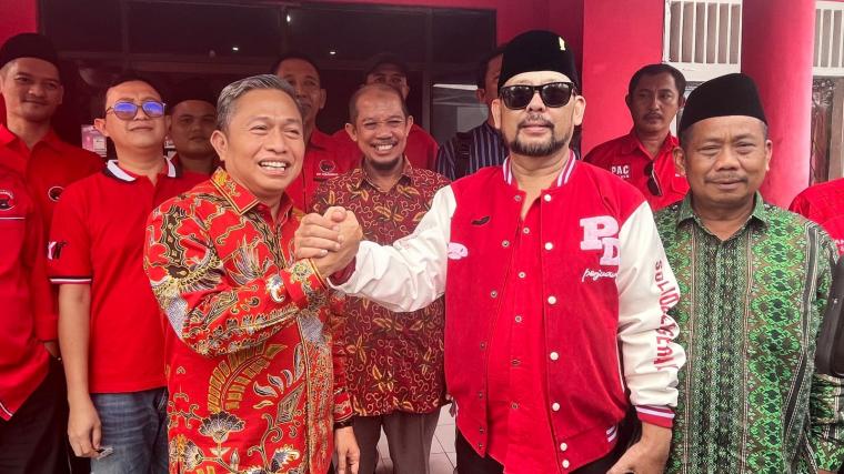 Mantan wakil wali kota Serang Subadri Ushuludin saat mengambil formulir pendaftaran penjaringan bakal calon wali kota ke Dewan Pimpinan Cabang (DPC) PDIP Kota Serang. (Foto: TitikNOL)