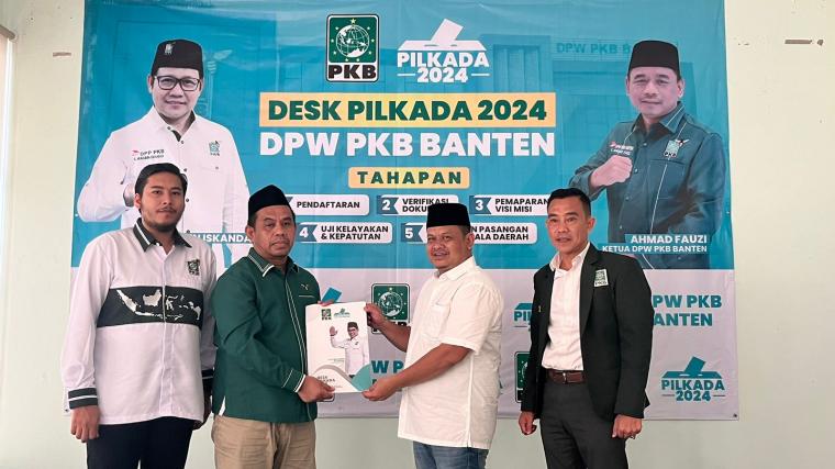 LO Airin Rachmi Diany saat mengambil formulir pendaftaran penjaringan calon Gubernur Banten di DPW PKB Banten. (Foto: TitikNOL)