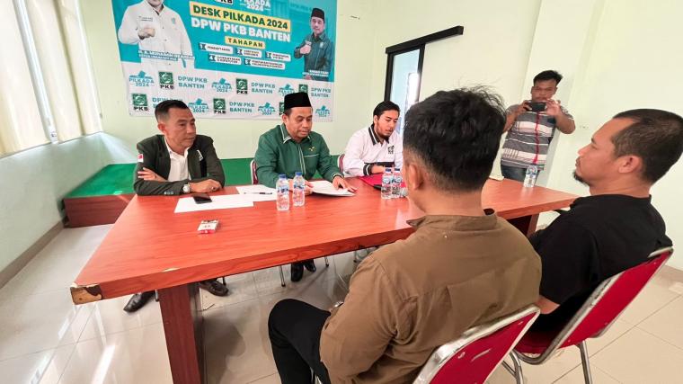 Liaison Officer (LO) atau naradamping Dimyati saat mengambil formulir pendaftaran calon Gubernur ke Dewan Pimpinan Wilayah (DPW) Partai Kebangkitan Bangsa (PKB) Provinsi Banten. (Foto: TitikNOL)