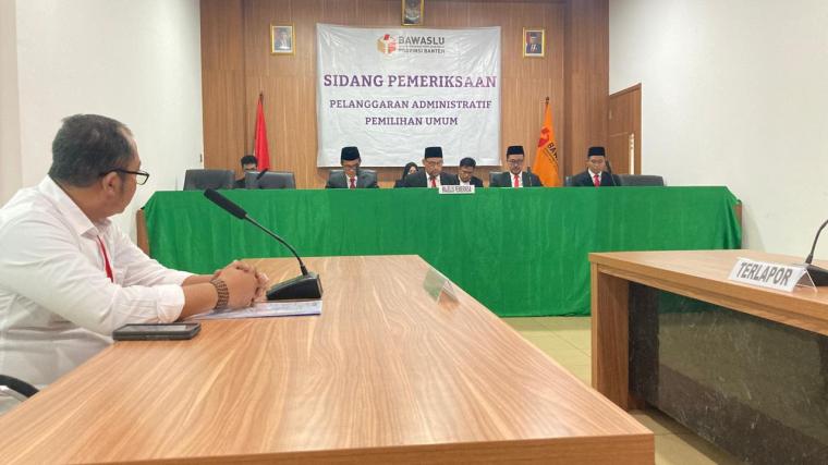 Pelapor saat menghadiri sidang di Bawaslu Banten. (Dok: Enday)