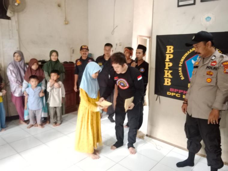 Suasana santunan anak yatim. (Foto: TitikNOL)