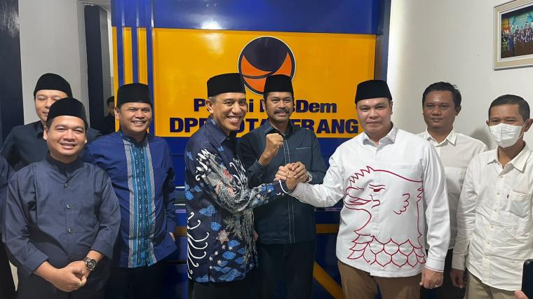 Ketua DPC Gerindra Kota Serang Budi Rustandi saat menyambangi kantor DPD Partai NasDem. (Foto: TitikNOL)
