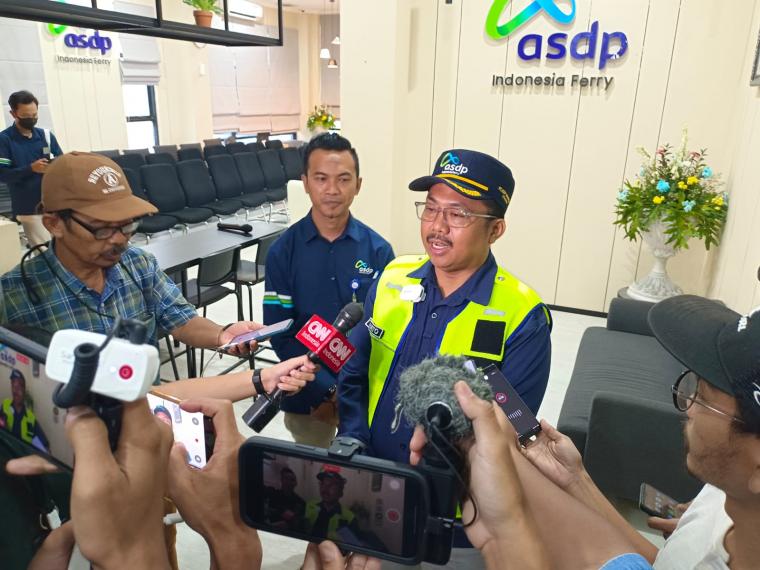 GM PT ASDP Indonesia Ferry Merak, Suharto saat memberikan keterangan kepada wartawan terkait kesiapan menghadapi arus mudik. (Foto: TitikNOL)