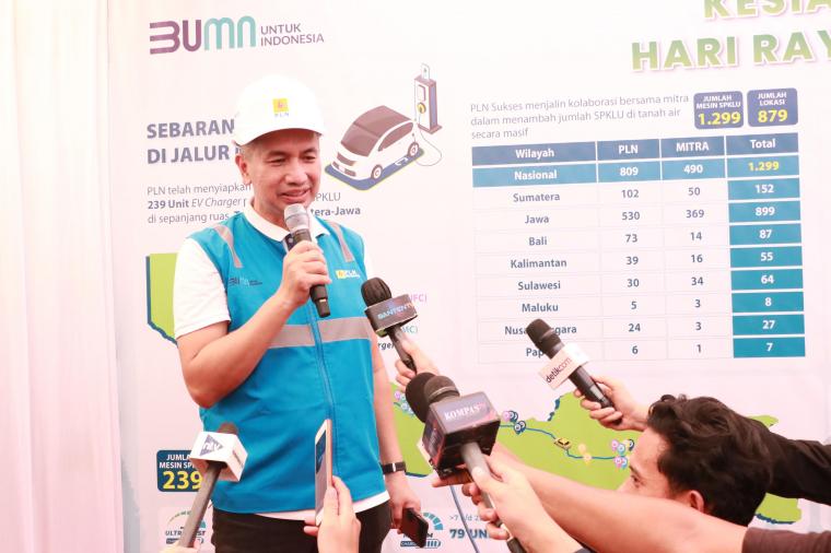 General Manager PLN UID Banten Abdul Mukhlis paparkan kesiapan SPKLU PLN di wilayah Provinsi Banten dalam mendukung mudik Lebaran 2024 saat melakukan pengecekan di SPKLU reat area 13.5A Tangerang.
