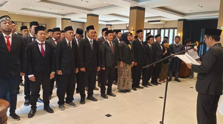 Ketua KPU Kota Cilegon, Patchurrohman saat melantik 40 anggota PPK. (Foto: TitikNOL)