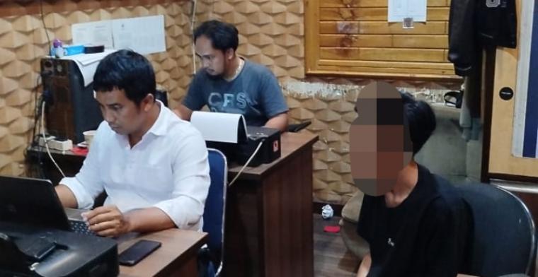 Pelaku pengedar narkoba saat dimintai keterangan. (Foto: TitikNOL)