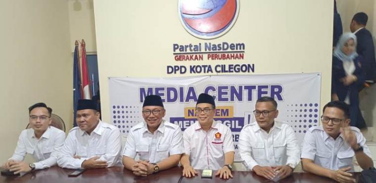 Helldy Agustian bersama pengurus Gerindra Kota Cilegon saat memberikan keterangan kepada wartawan di kantor DPD NasDem Kota Cilegon. (Foto: TitikNOL)