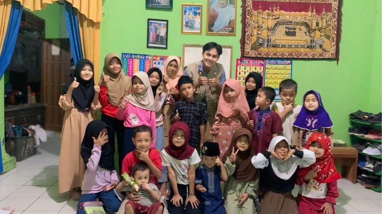 Pegiat sosial Rifki Baedowi usai memberikan les gratis pada anak-anak di Kampung Gowok, Kota Serang. (Foto: TitikNOL)