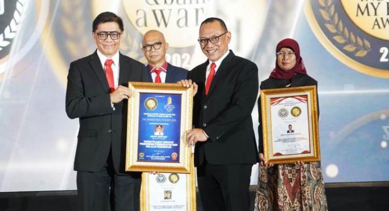 Walikota Cilegon Helldy Agustian saat menerima penghargaan Tokoh Pejabat Inovatif Pendorong SDM Melalui Pendidikan. (Dok, Kominfo Cilegon).