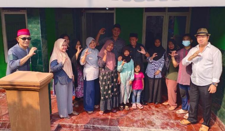 Serah terima rumah milik anak yatim piatu yang direnovasi.  (Foto: TitikNOL)