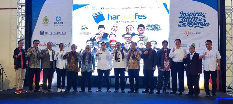 Pejabat di lingkungan Untirta dan IKAPI saat foto bersama di kegiatan Harbukfes (TitikNOL)