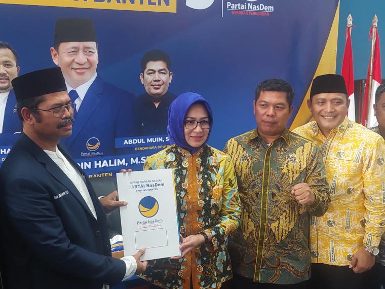 Airin Rachmi Diany saat menyerahkan formulir pendaftaran bakal calon Gubernur Banten ke partai NasDem (Foto: TitikNOL)