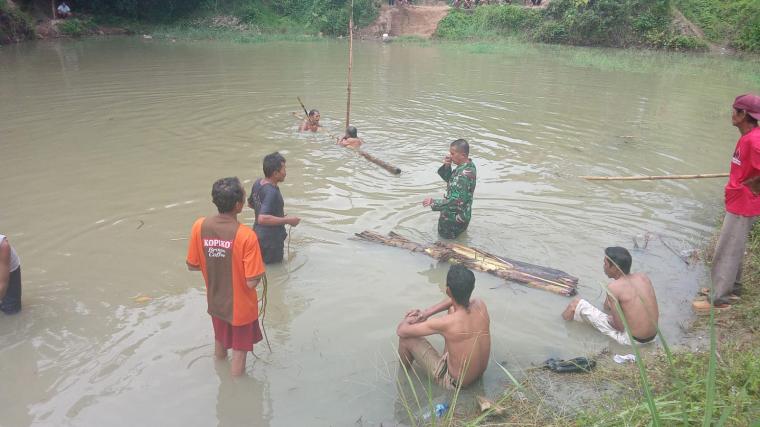 Pencarian korban tenggelam di kolam bekas galian pasir. (Foto: TitikNOL)